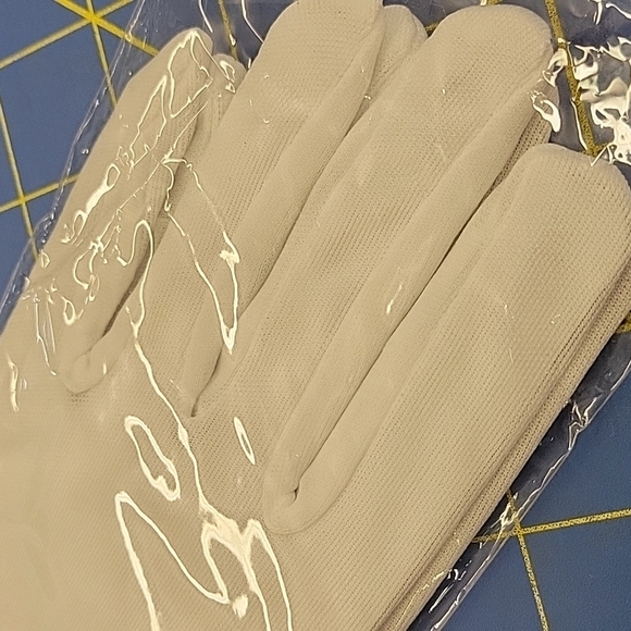 White Gloves Brand New One Size - Picture 2 of 3